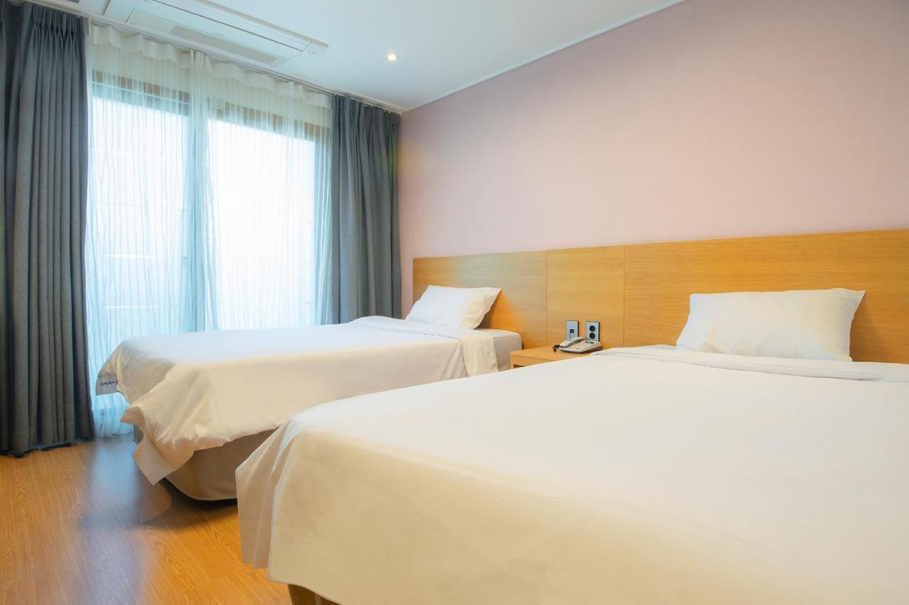 Sims Hotel Jeju Buitenkant foto
