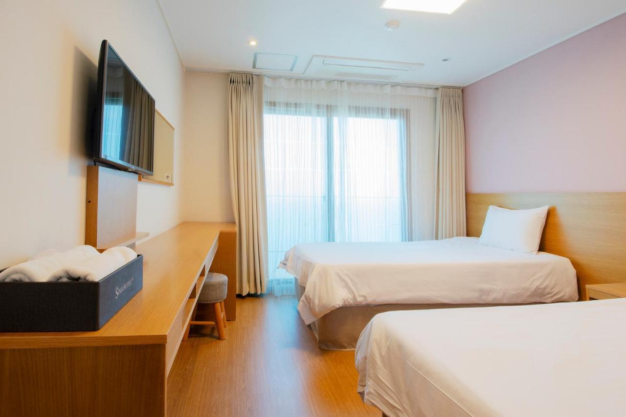 Sims Hotel Jeju Buitenkant foto