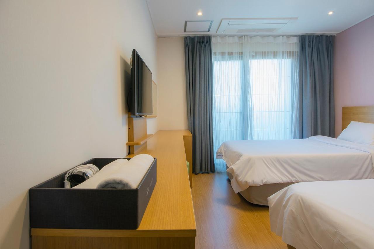 Sims Hotel Jeju Buitenkant foto