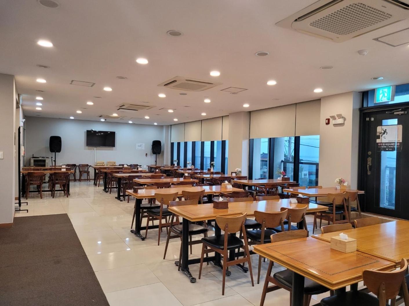 Sims Hotel Jeju Buitenkant foto